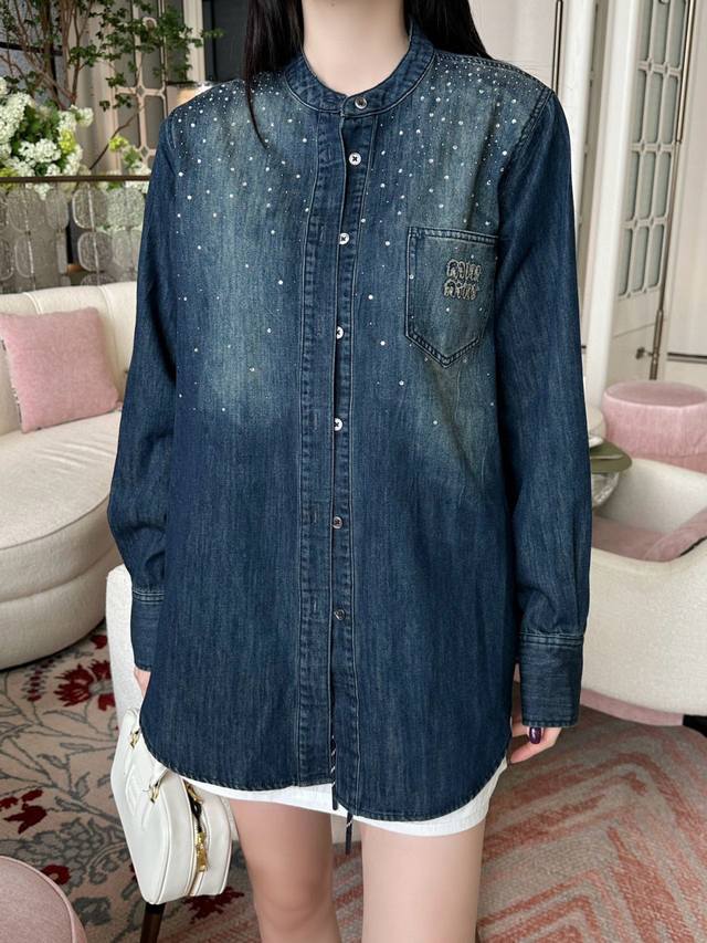 强烈推荐 Miu 2025新款烫钻牛仔衬衣外套！日常通勤穿什么的都是很Ok的！不挑场合的设计独特层次感更加丰富满满小细节太加分了！1个色 S- M- L码
