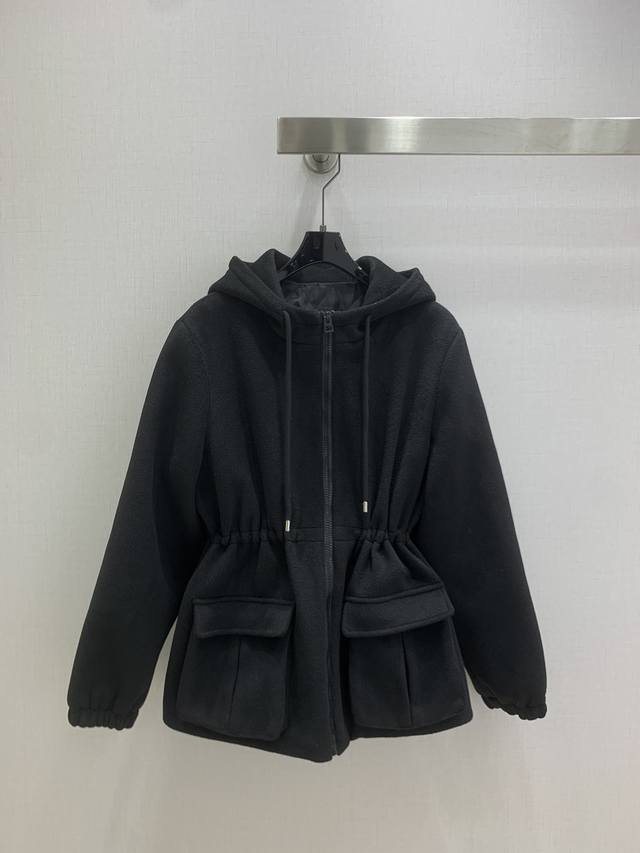 强烈推荐 Dio*2025秋冬新款 连帽收腰棉服外套 中长款的长度 可以遮住Pp位置 保暖性很强 连帽收腰版型 自带显瘦功能 帽子采用抽绳设计 夹棉设计超级保暖