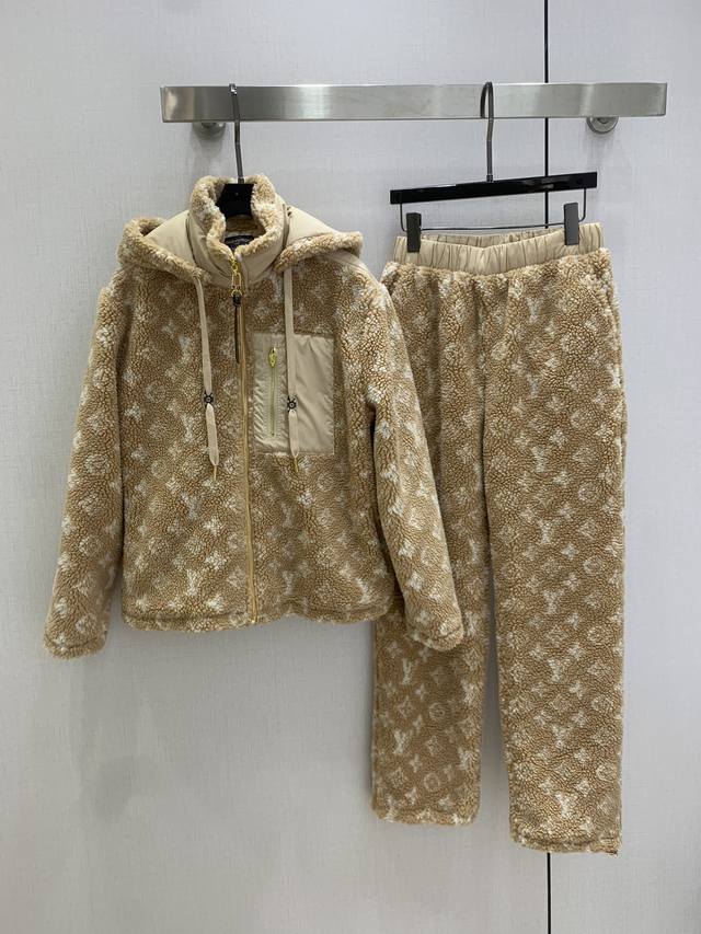 强烈推荐 Lv*2025秋冬新款 毛绒连帽皮牌外套毛绒皮牌直筒长裤 分开批 时髦低调气质又奢华高级！版型百搭不挑人，定制科技面料 做工品质看细节。白富美必入！1