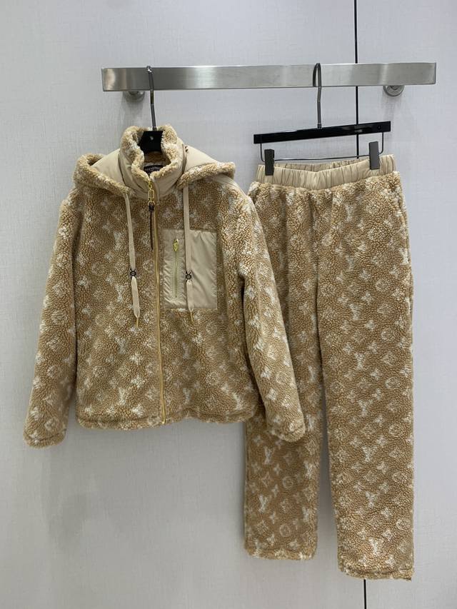 强烈推荐 Lv*2025秋冬新款 毛绒连帽皮牌外套毛绒皮牌直筒长裤 分开批 时髦低调气质又奢华高级！版型百搭不挑人，定制科技面料 做工品质看细节。白富美必入！1