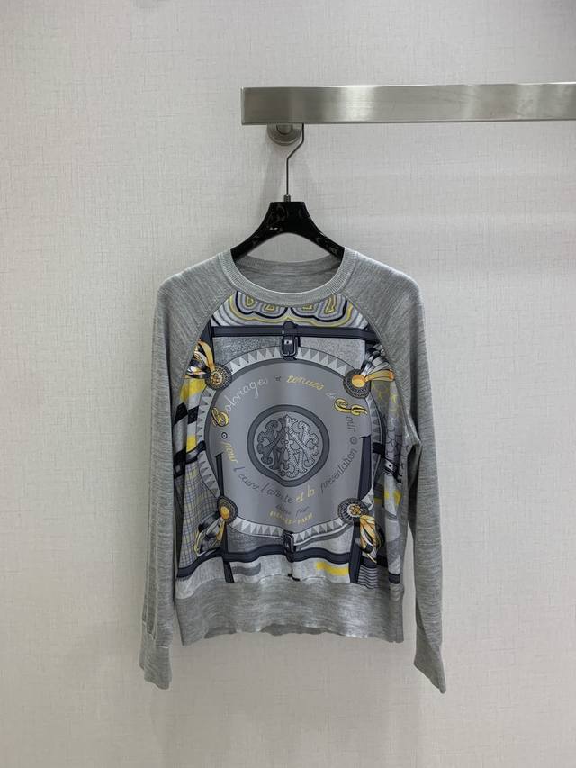 强烈推荐 He*2025早秋新款拼接针织长袖上衣 圆领套头设计 图案是经典的皮带扣拼色印花 面料是优质针织羊毛混纺 手感柔软舒适 上身尽显简单高级 时髦洋气！2