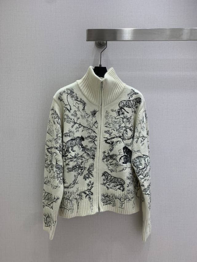 强烈推荐 Dio* 2025秋冬新款刺绣立领拉链开衫！定制Yb羊毛棉材质 动物丛林图案刺绣肌理 整体高级有质感 超显气质 罗纹收口设计 非常大气 经典元素呈现细