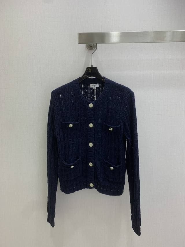 强烈推荐 Chan* 2025早秋新款镂空针织开衫 纯色简约设计 前面带口袋 金属扣子点缀 修身版型 面料是羊毛混纺 手感舒服 镂空设计很有层次感 时尚必备单品