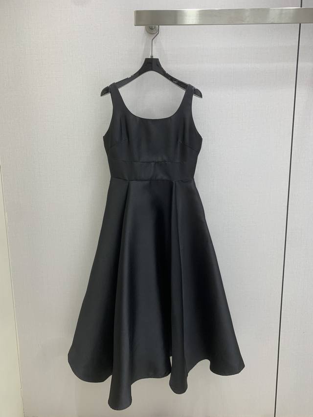 强烈推荐 Dio* 2025秋冬最新款蝴蝶结点缀后腰吊带连衣裙 戴妃藤格纹绗缝技术面料 收腰大A裙摆剪裁设计减龄少女风 优雅气质又迷人 百搭时髦又高级 每个女生