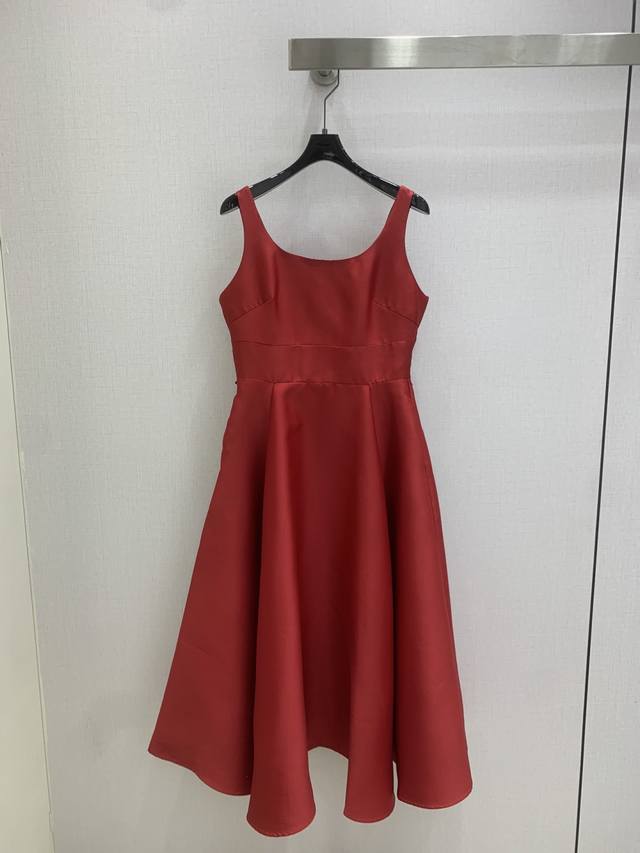 强烈推荐 Dio* 2025秋冬最新款蝴蝶结点缀后腰吊带连衣裙 戴妃藤格纹绗缝技术面料 收腰大A裙摆剪裁设计减龄少女风 优雅气质又迷人 百搭时髦又高级 每个女生