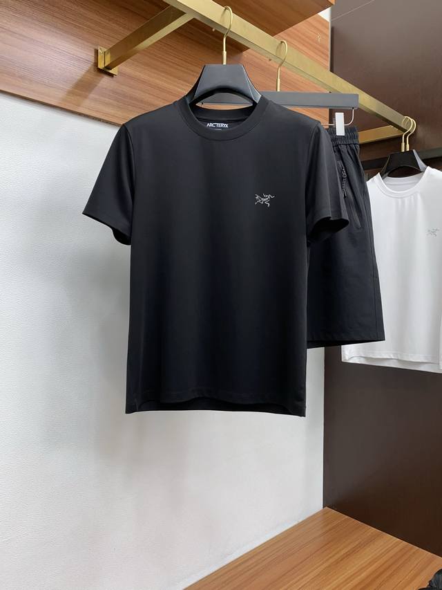 套 始祖鸟 L-4Xl 2025春夏季新款，最新休闲短裤。原版裤型上身休闲百搭、随性慵懒范，高级定制进口速干面料，订制工艺 舒适感爆棚。短袖定制80支双丝光面料