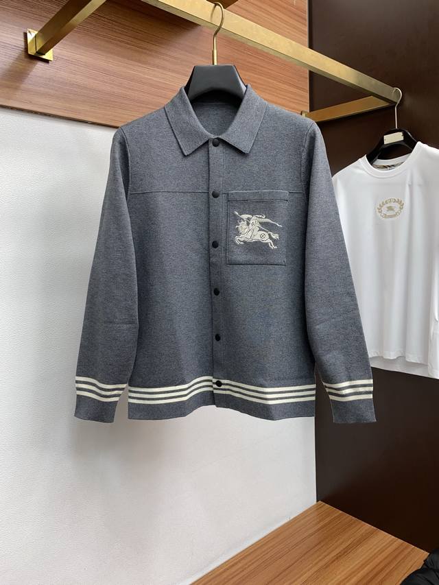 巴宝莉 2025Ss早秋新款发布织针翻领外套。春款外套！穿上就是舒适自在又显瘦的存在，慵懒而随性，结合干净简单的色系就特别耐看，适合日常穿着~倾情推出缀饰活力印