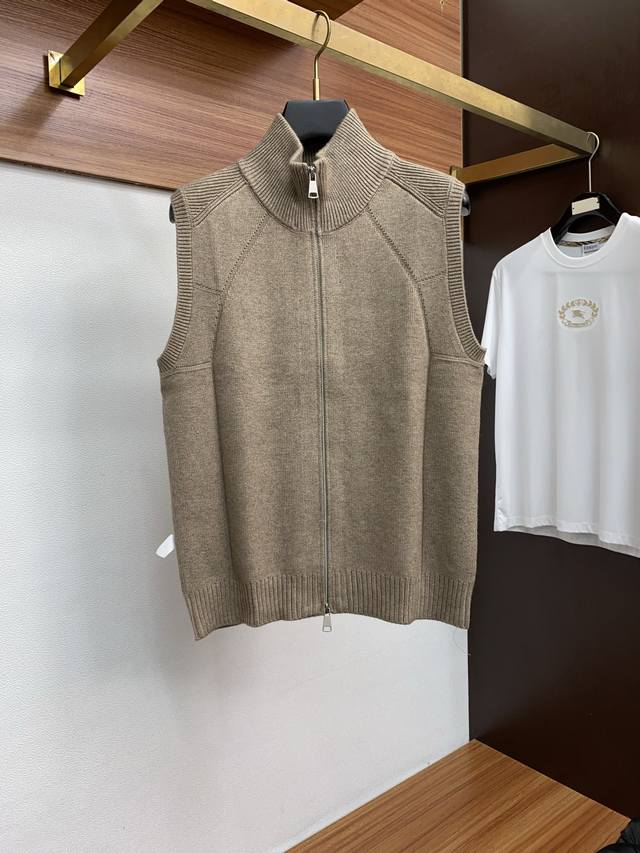 Lp 诺悠翩雅 2025Ss早秋新款发布织针立领马甲外套。春款外套！穿上就是舒适自在又显瘦的存在，慵懒而随性，结合干净简单的色系就特别耐看，适合日常穿着~倾情推