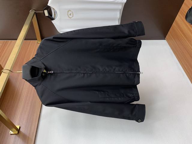 Lp 专柜最新同款，男士高端商务休闲立领双扣夹克外套，贸易公司渠道臻品，系出名门，纯正血统品质，意大利原产出品，颇具意大利典型风格的时装，在面料选取和工艺方面都