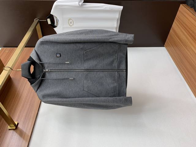 纪梵希 2025年秋冬新款 官网 高端原厂代工出品， 官方经典王牌单品！最新夹克外套 多明星穿搭示范款！！ 新一季男装充满现代感与科技感，将时装美学与户外元素混