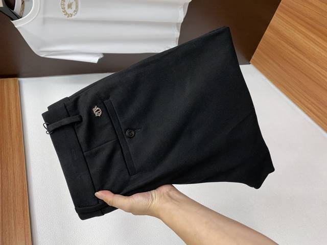 迪奥 2025秋冬新款休闲西装裤 干净利落剪裁，都市风十足 采用精纺加厚面料手感软糯干爽，上身效果挺括有型。五金精致，商务休闲非常好看如此众多的顶级原料，打造出