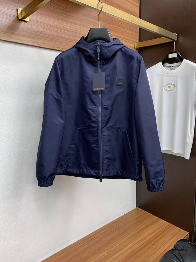 Lv路易威登 2025Fw男士秋冬双面夹克男装外套，休闲日常穿搭单品！上身修饰身形、定制面料将时装美学和新都市商务休闲概念完美融合，不同风格任你选：经典款，永不