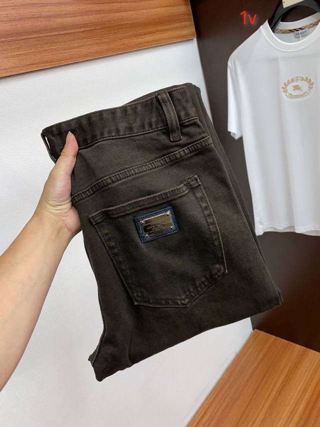 Lv路易威登。25男士牛仔裤原厂原布原洗水！进口原版水洗弹力面料，复杂的手工艺叠加，任何一个洗水环节多停留几秒都会变成完全不一样的颜色效果，所以越加珍贵，特别持