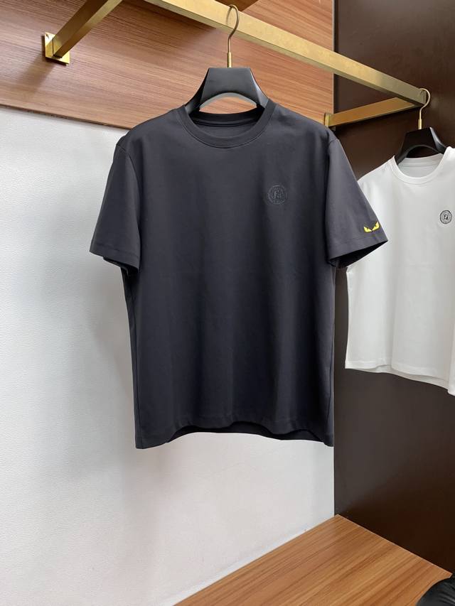 芬迪 2025新款 修身短袖 定制莫代尔面料表面纹理细腻平整，触感亲肤柔糯且顺滑 凹凸压胶Logo 经典圆领短袖款式，版型利落，线条流畅 。左胸处有精致的品牌标
