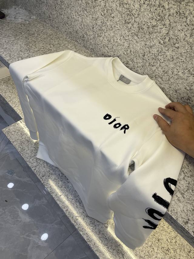 Cd迪澳秋冬男装专柜官网新品空气层棉 爆款面料超好人气推荐秋冬必备卫布男士圆领卫衣正面饰有经典图标刺绣元素设计诠释品牌精髓，采用380克重纯棉卫衣面料制成，柔软