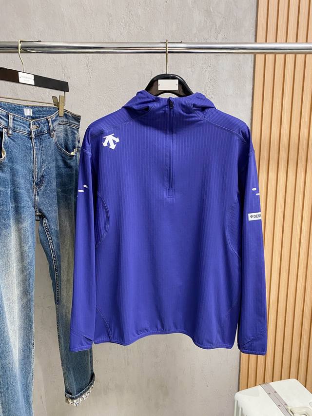 迪桑特25Ss早秋 新品 连帽风衣夹克外套爆款 秋冬专柜新款休闲时尚夹克外套！超前卫设计风格 细腻舒适 穿着非常轻便不易起皱。多重重工艺 整体的设计颇具视觉感，