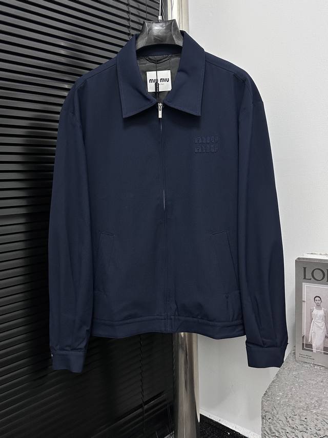 Miumiu 缪缪 贴布衬衫夹克 以中性宽松版型为特点，展现出一种松弛慵懒的腔调。其设计简约大方，易于搭配各种服饰，无论是休闲装还是正装都能轻松驾驭，因此具有很