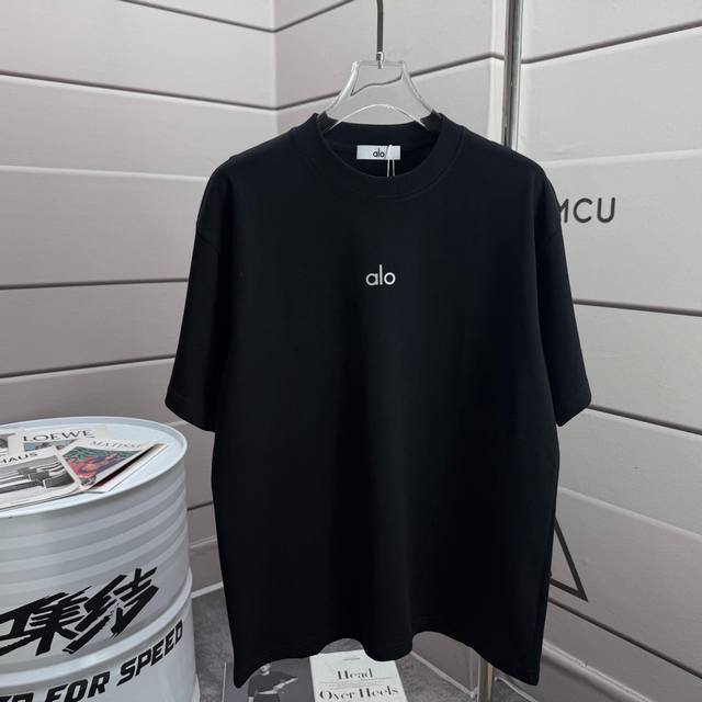 Alo*2025春夏款 经典简约字母立体厚板硅胶工艺 个性Logo 定制双纱平纹纯棉面料 短袖T恤 男女同款 颜色：黑色 白色 尺码： S 90- 斤 M -