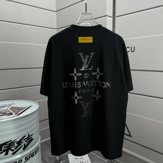 Lv 路易*2025春夏新款 大V字母中东澳钻工艺设计 高端版本！透气舒适度高，定制双纱平纹纯棉面料 短袖T恤 男女同款 尺码S M L Xl Xxl 五个码