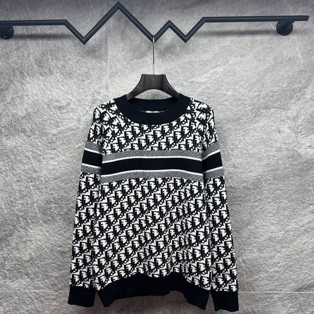 迪奥2025新款满印字母Logo间接条纹提花情侣款毛衣 高版本顶级品质 羊毛纯棉混纺材质 蛋白质纤维 蓬松而有空气 有弹性 质感舒适亲肤不扎身 细腻轻盈柔软 不