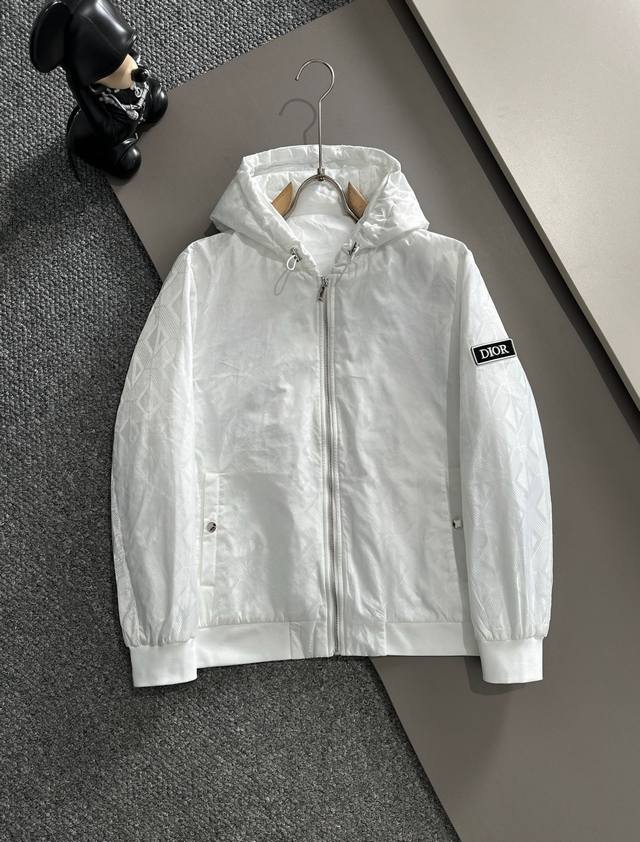 迪奥 棉衣 2025秋冬新款爆款专柜新款休闲时尚夹克 超前卫设计风格 细腻舒适 穿着非常轻便不易起皱。多重重工艺 整体的设计颇具视觉感，上身休闲有型，有一定的挺