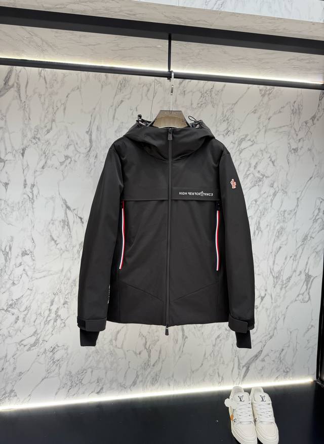 主推款Moncler 羽绒服2025最新款时尚设计师款羽绒外套.处处细节显工艺足够的高级 结构性剪裁的设计改变来展现男士多样的形象变化，修身利落、剪裁合体，满足