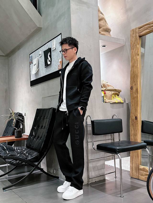 古驰 2025早秋新款休闲套装！专柜同步。细节精致高级，品牌Logo压胶高级感满满。定织面料更显年轻活力，定制高端面料，上身挺括有型，舒适不紧绷。定制金属Log