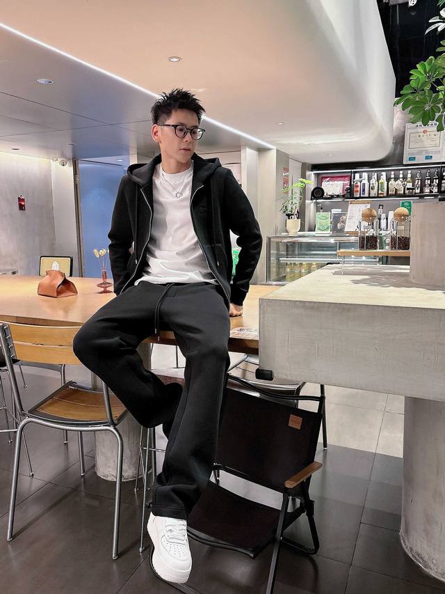 罗意威 2025早秋新款休闲套装！专柜同步。细节精致高级，品牌Logo压胶高级感满满。定织面料更显年轻活力，定制高端面料，上身挺括有型，舒适不紧绷。定制金属Lo