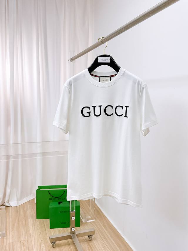 Gucci。2025春夏新款首发专柜最新款短袖圆领T恤 高端订制 设计前卫时尚！品牌Logo重工艺设计 高端定制原版棉面料.手感柔软.穿着舒适.专柜级别精致车线