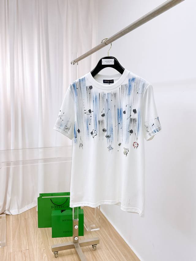 Lv。2025春夏新款首发专柜最新款短袖圆领T恤 高端订制 设计前卫时尚！品牌Logo重工艺设计 高端定制原版棉面料.手感柔软.穿着舒适.专柜级别精致车线.B做