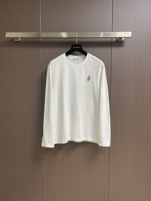 Jwanderson 圆领打底T恤！层次自然有型 能很好修饰脖子与脸型视觉上显瘦 胸口标志印花点缀 很精致 体现细节亮点 合体的剪裁恰到好处宽松度 上身形成流畅