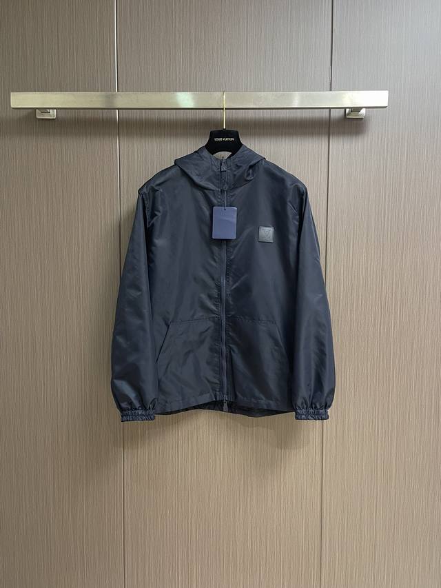 Lv 2025Ss新款双面防风连帽夹克外套，取材防水再生锦纶，成就换季时节的活力之选，点缀 Marque L.Vuitton Deposee 压纹皮革贴饰，翻转