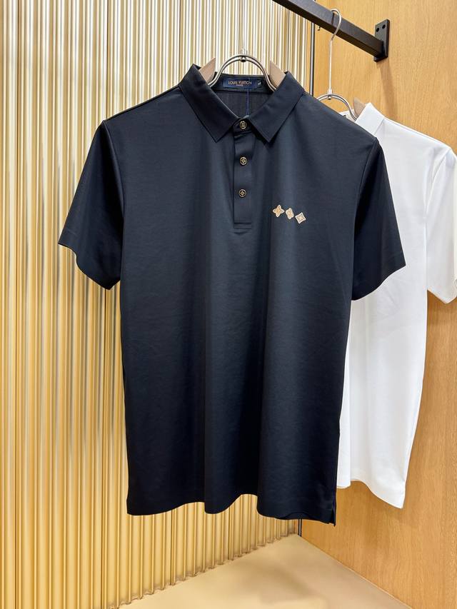 Lv路易威登 2025官方春夏新款 专柜同步上市 男士翻领短袖，高端主线系列，进口原版面料，质感一流，亲肤性极佳，触感丝滑细腻，时尚三扣开合门襟设计，搭配小翻领
