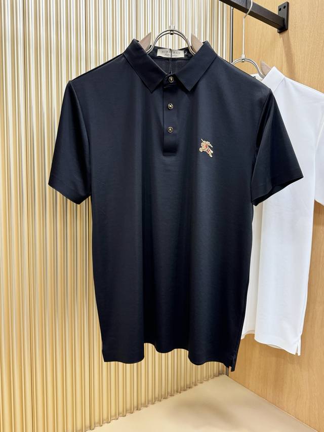 Burberry巴宝莉 2025官方春夏新款 专柜同步上市 男士翻领短袖，高端主线系列，进口原版面料，质感一流，亲肤性极佳，触感丝滑细腻，时尚三扣开合门襟设计，