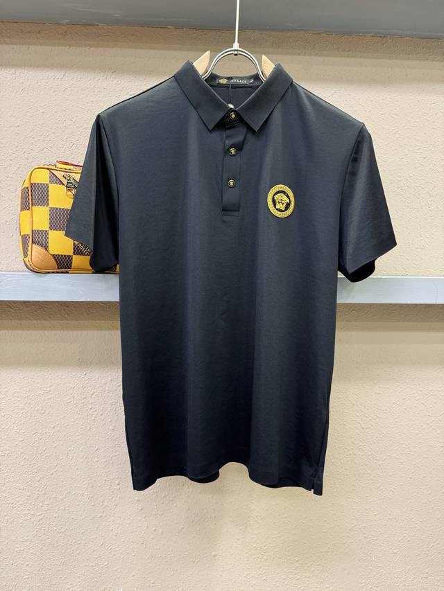 Versace 范思哲 2025官方春夏新款 专柜同步上市 男士翻领短袖，高端主线系列，进口原版面料，质感一流，亲肤性极佳，触感丝滑细腻，时尚三扣开合门襟设计，