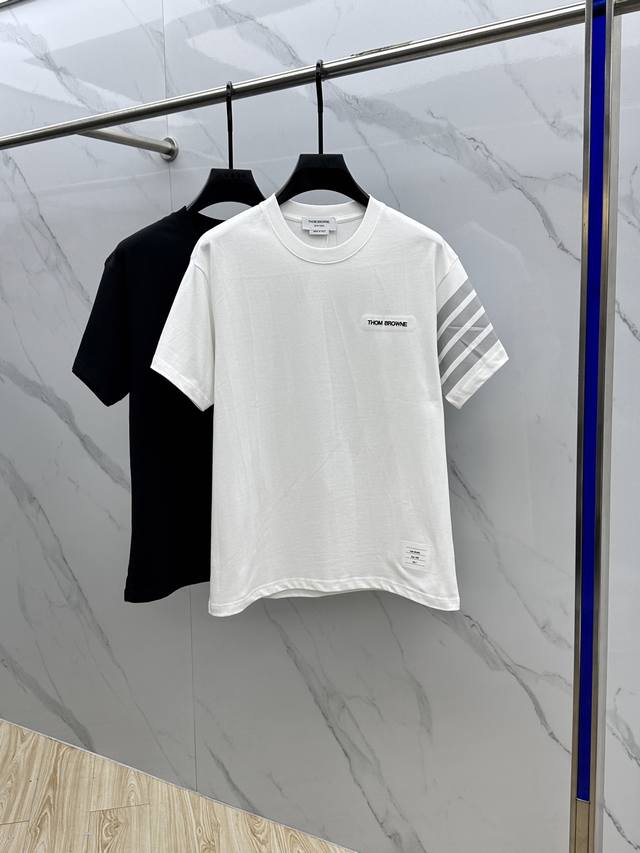 Tb 汤姆 2025Fw春夏新品圆领打底外穿T恤，立体感Logo微廓形半袖纯棉打底T恤，棉，手感面糯有骨感，柔而有韧性。工艺处理，韧性和抗皱性能得到大幅度提高。