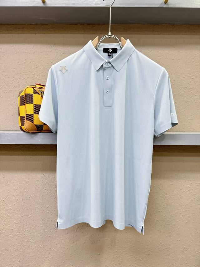 Descente迪桑特 2025官方春夏新款 专柜同步上市 男士翻领短袖Polo衫，高端主线系列，进口原版面料，质感一流，亲肤性极佳，触感丝滑细腻，时尚三扣开合