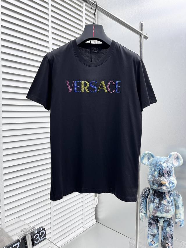 Versace* 24Ss新款短袖，烫印澳钻彩色字母Logo图案设计 定制进口双股丝光棉面料 手感柔软细腻 穿着亲肤舒适 代工厂P精细做工 上身非常帅气有型 男