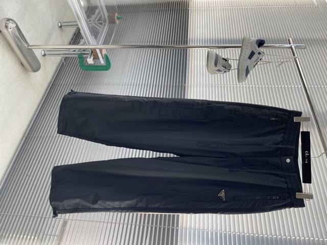 Prad 25年秋冬新款休闲裤 定制珐琅金属三角形徽标休闲长裤，松紧腰头配抽绳、轻盈有垂感，一年四季都能搭配上的必买款！ 码数：48-56 M-3Xl