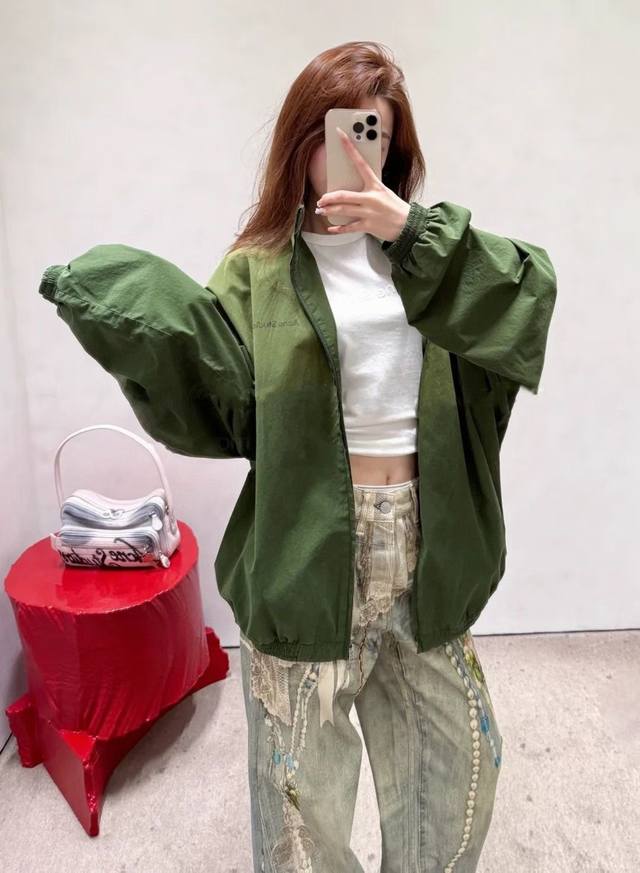 Acne Studios 2025秋冬新品1996字母印花做旧拉链立领夹克 棉涤材质舒适透气，经典的1996字母印花，复古做旧风满满，带着独特的时光韵味。宽松版