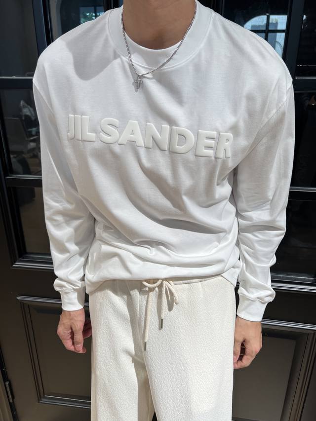 Jil Sander 2025早秋新款字母发泡印花宽松纯棉长袖圆领T恤 面料是100%纯棉的哦，柔软亲肤，透气性超棒。感觉穿很久都不会变形。 再看看这个字母发泡