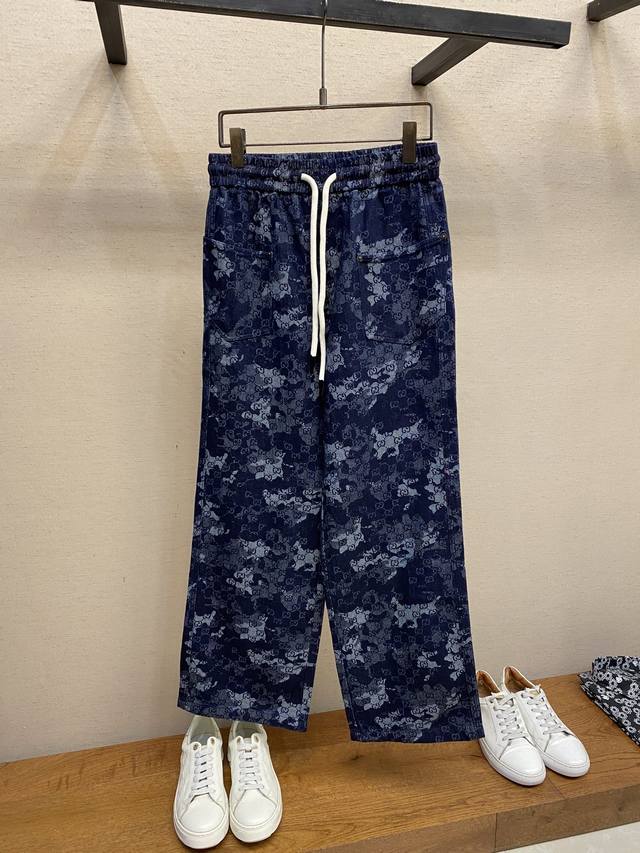 Gucci，男士休闲裤 最新款上身版型无敌正！ 绝对可以闭眼收的一款 此款裤子非常百搭，弹力腰围,日常上班 户外运动都可以穿着，是时尚休闲与户外运动的完美结合，
