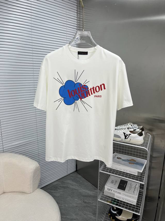 Lv路易威登 男款2025春夏新款圆领短袖翻领T恤衫，夏季优雅高大尚首选单品圆领短袖T恤，可以穿一整个夏天T恤衫高端简约系列 ！上身挺括有型，完全颠覆夏季着装类