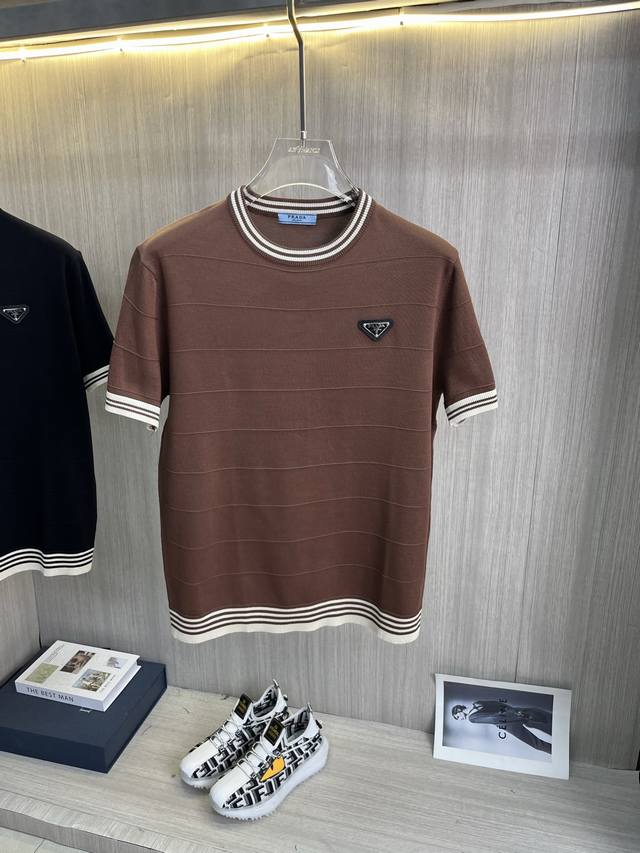 Prada普拉达 针织衫 超柔纱线亲肤舒适 2025春夏新品圆领短袖针织衫，甄选进口混纺羊毛，轻薄柔软，选用男装特别色料，上身亲肤舒适透气，低调奢华。码数：M-