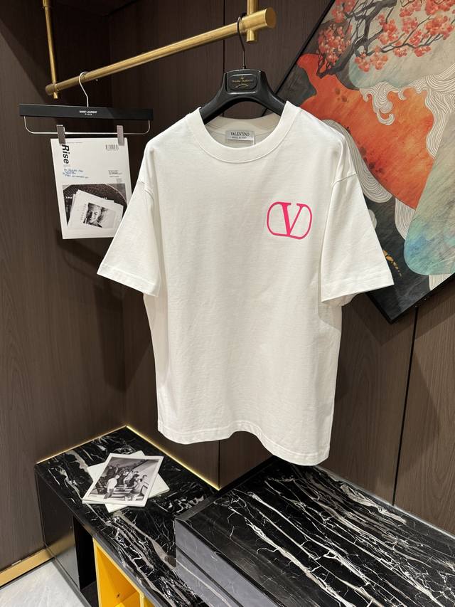 Valentino华伦天奴 2025Ss春夏高品质情侣款短袖T恤，甄选260克古驰双纱潮牌棉，工艺品级别，辅料顶真，车线做工符合精品要求，超级好搭配，落肩款，品