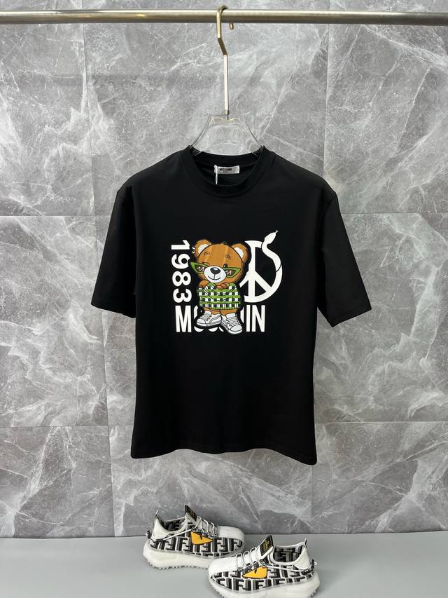 Moschino莫斯奇诺 2025Ss春夏最新款短袖T恤出货啦！！ 2025新款T恤 高版本专用面料 高克重纯棉丝光面料 上身舒适不失挺阔 针脚刺绣工艺、数字印