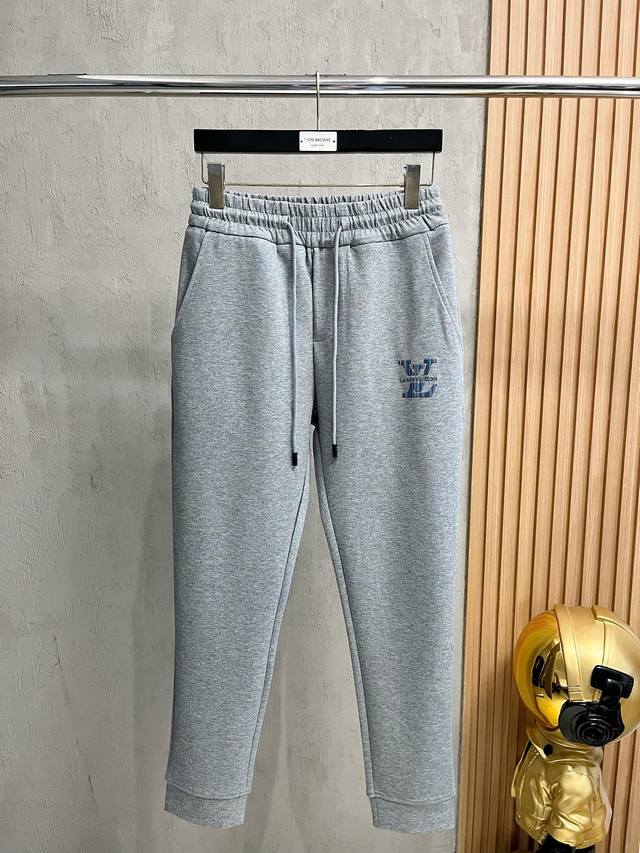 Lv路易威登 新款来袭 2025新款休闲裤，进口高密度定制面料，舒适柔软亲肤，笔挺不易起皱，简单明了，超级百搭上身效果超级棒时尚百搭，笔挺有型，衣橱必备！适合任