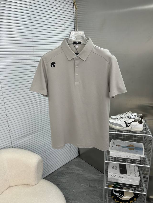 Descente迪桑特 男款2025春夏新款短袖翻领Polot恤衫，男人夏季优雅高大尚首选单品翻领短袖翻领，可以穿一整个夏天Polo衫高端简约系列 ！上身挺括有