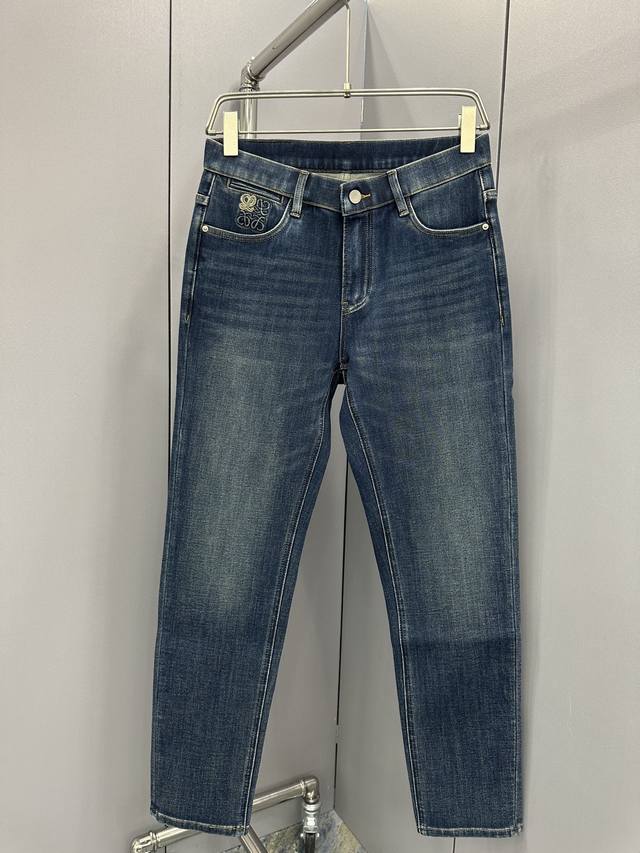 Zegna牛仔裤，低调里的时尚态度 浅蓝色牛仔，复古又清新，水洗效果自然随性。后腰处的皮质标牌和细微品牌标识，尽显低调奢华。面料舒适有质感，版型贴合身形 码数2