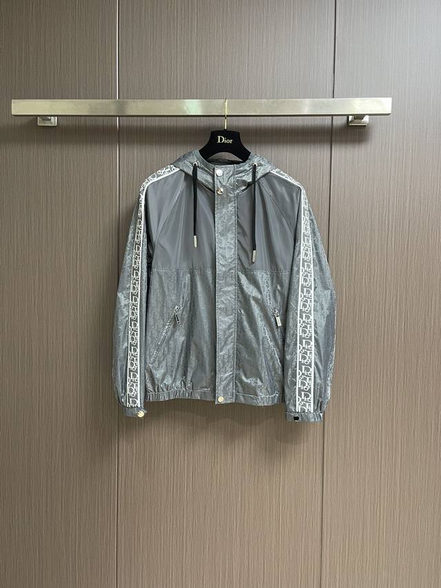 Dior 2025Ss秋冬新款提花织带科技面料连帽外套，Diamond图案拉链连帽，这款采用提花科技面料精心制作，通体饰以 Cd Diamond 图案，以立体线
